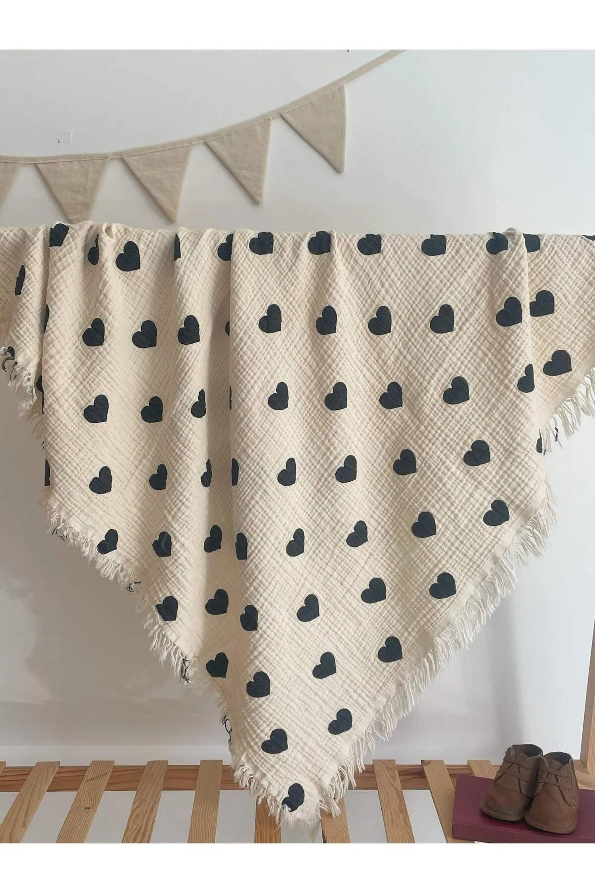 Musselin-Babydecke Herzen mit Fransen - 100% Bio-Baumwolle