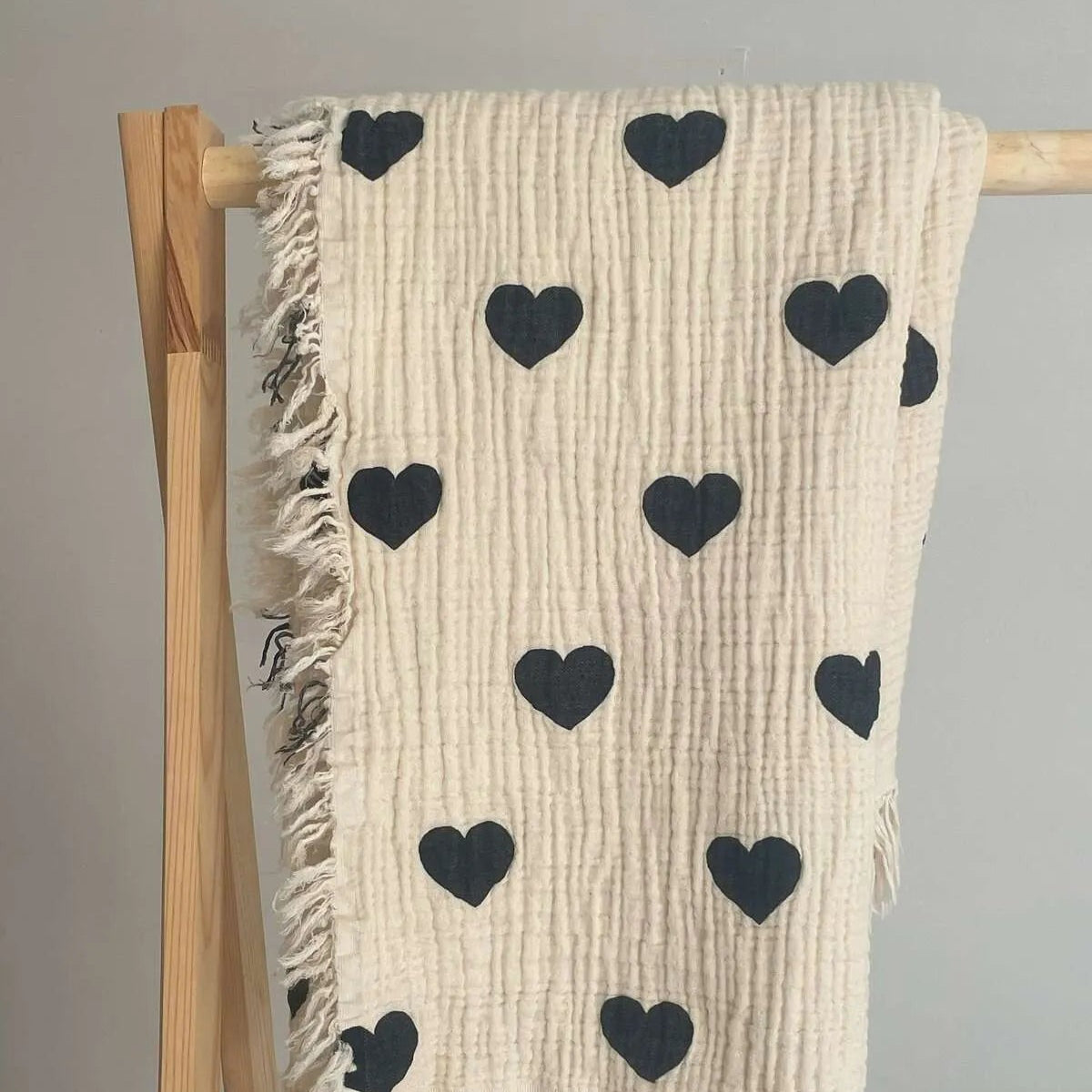 Musselin-Babydecke Herzen mit Fransen - 100% Bio-Baumwolle