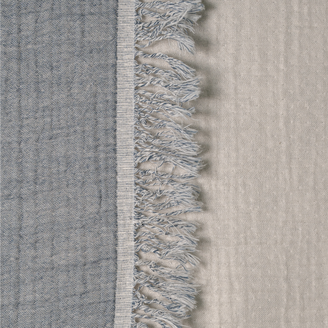Musselin-Babydecke Graublau / Weiß mit Fransen - 100% Bio-Baumwolle