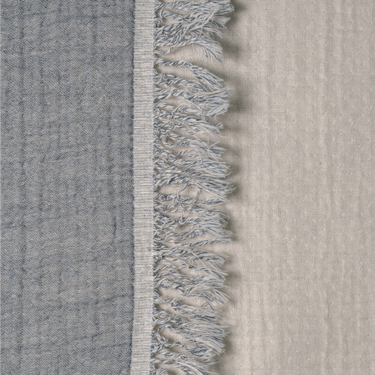 Musselin-Babydecke Graublau / Weiß mit Fransen - 100% Bio-Baumwolle